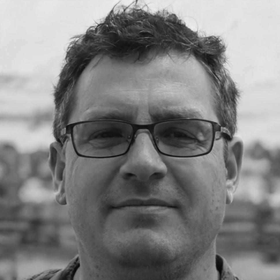 Teammitglied bei der Arbeit an Finanzstrategien